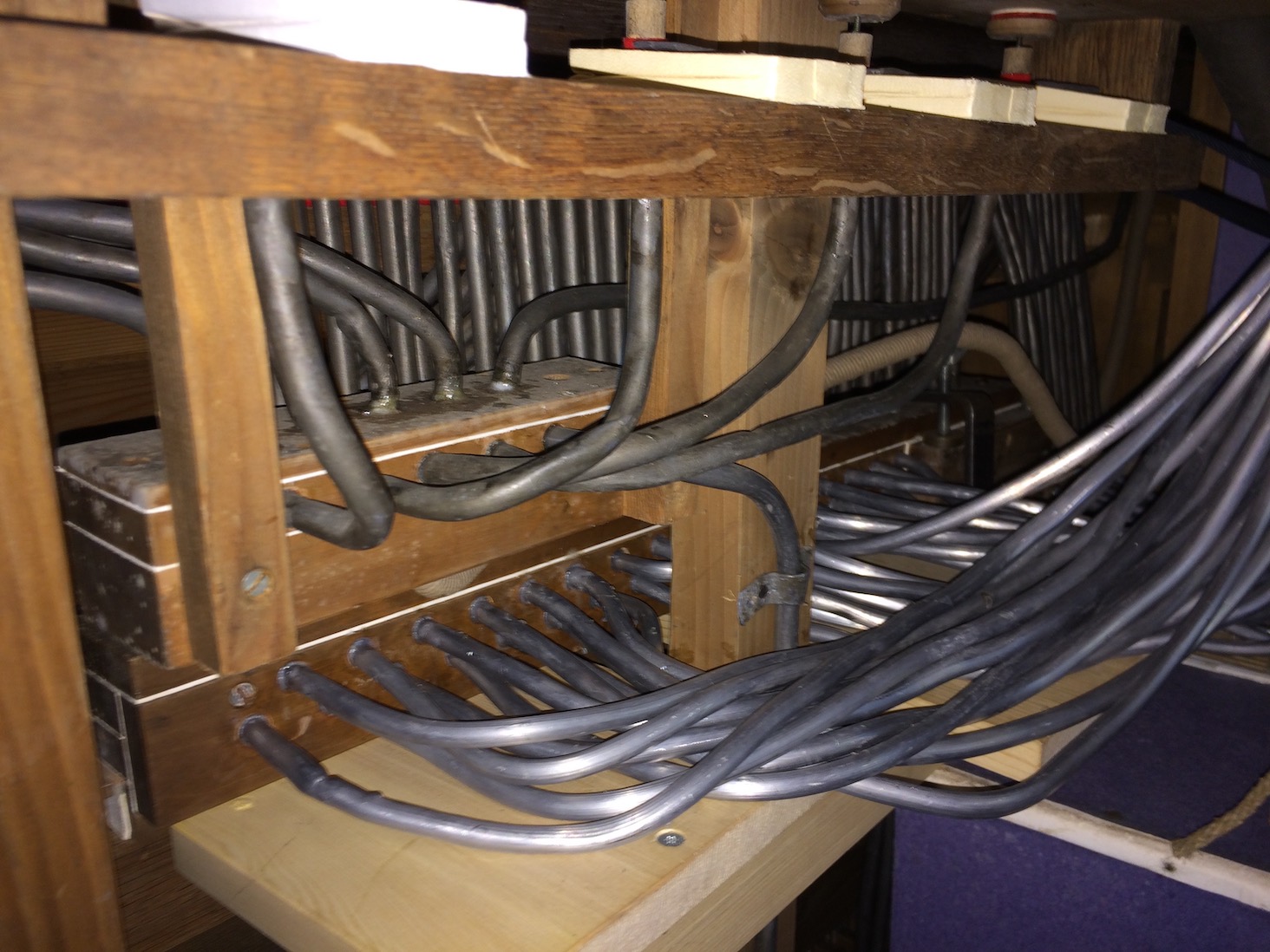 Pneumatik hinter der Klaviatur