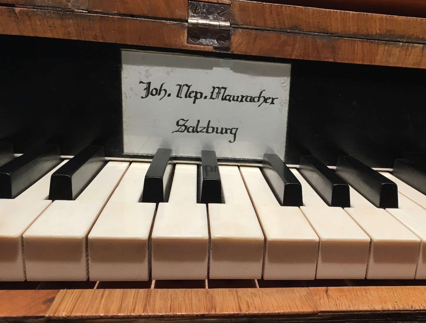 Firmenschild (offenbar nicht original)