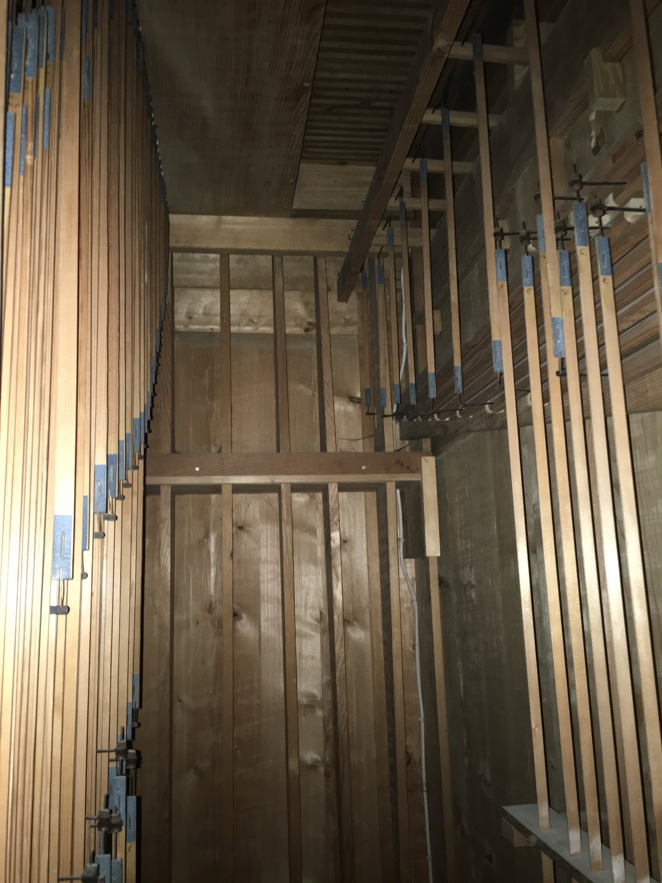 Mechanik, links Manualwerk, rechts Pedalwerk