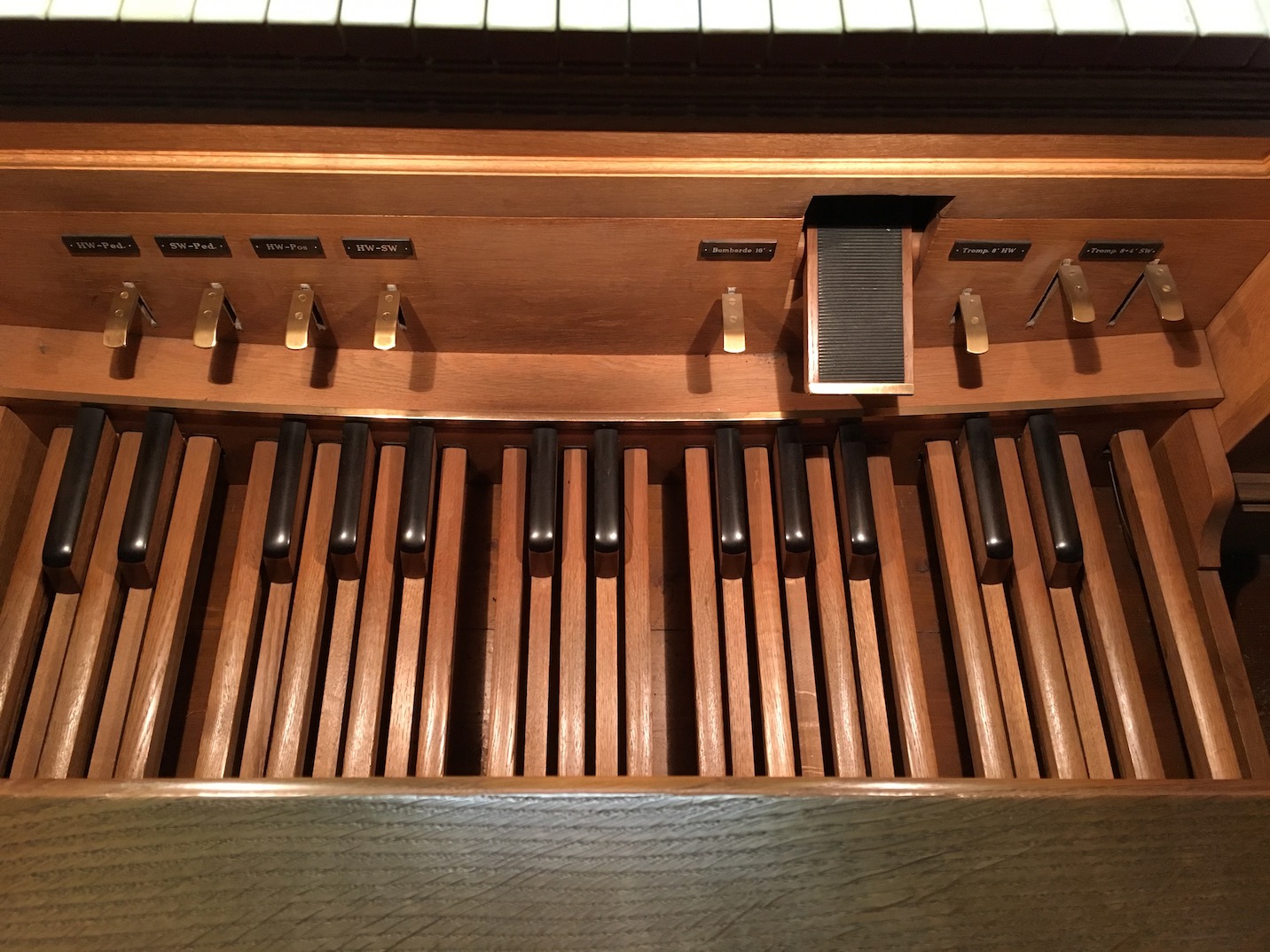 Tritte der Spielhilfen über der Pedalklaviatur Tritte der Spielhilfen über der Pedalklaviatur