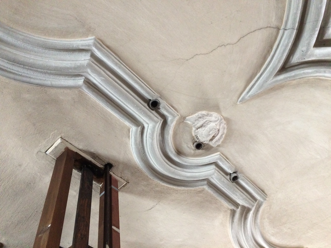 Deckendurchführungen für ehemalige Balgaufzugsseile