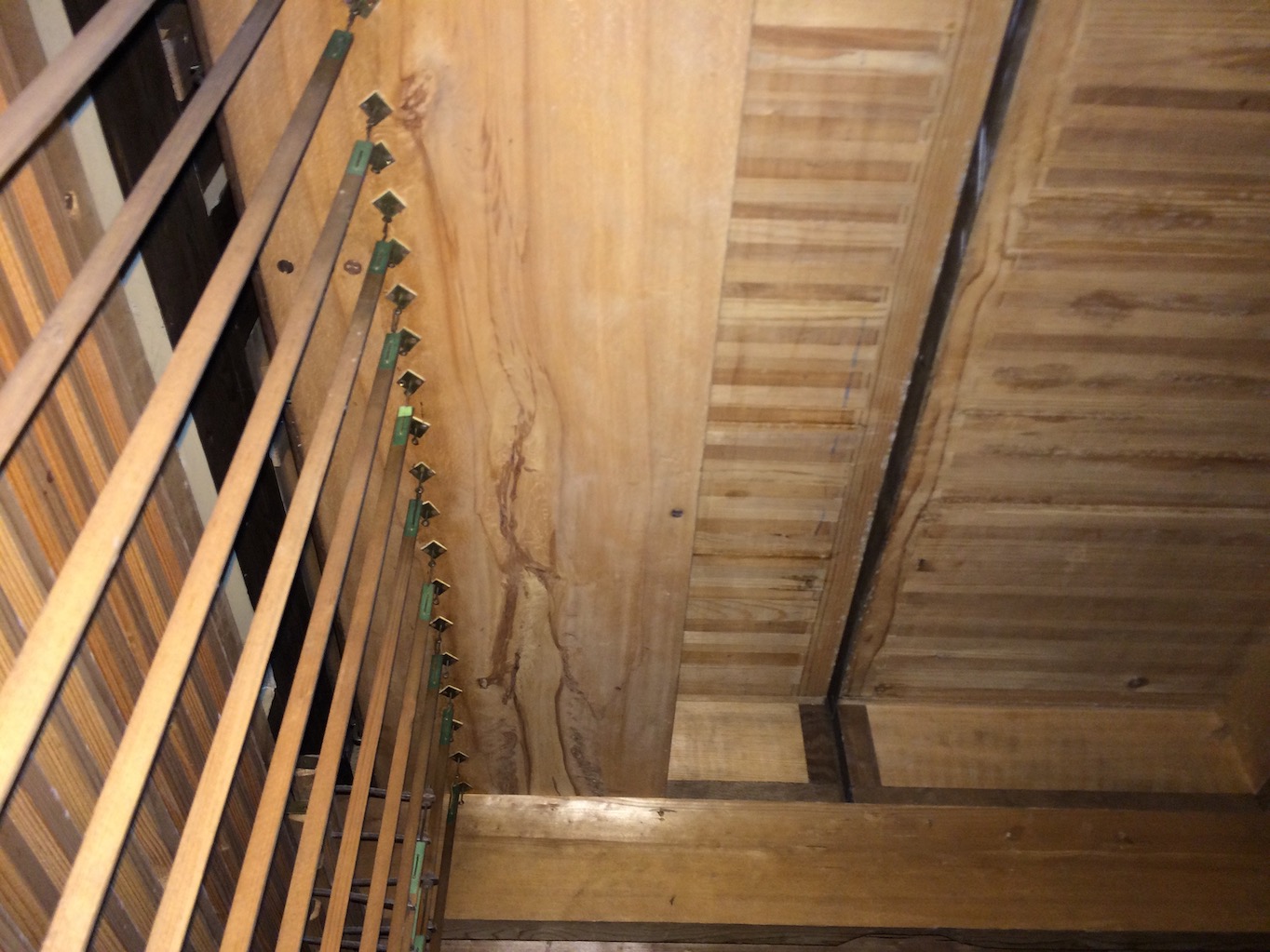 Unterseite Laden mit ehem. Pedalabzügen