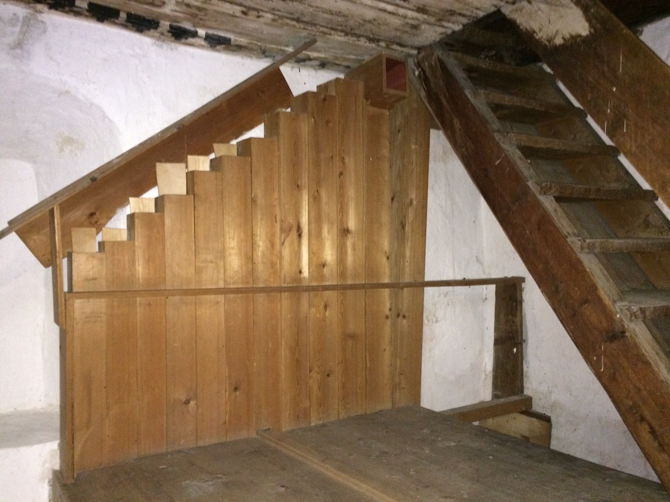 Pedal 8' an der Kirchenwand