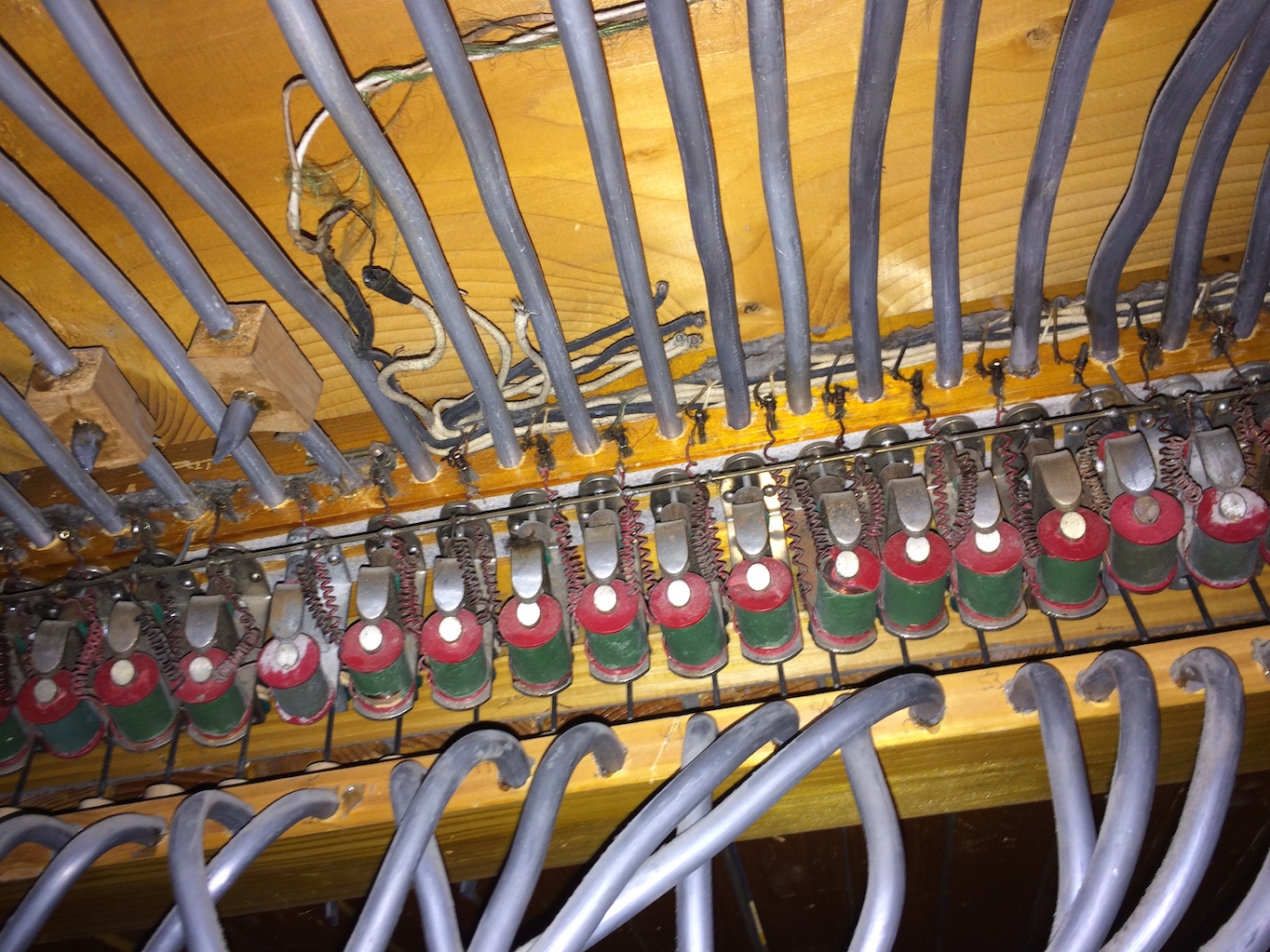 Stillgelegte Elektrik für den ehem. Fernspieltisch