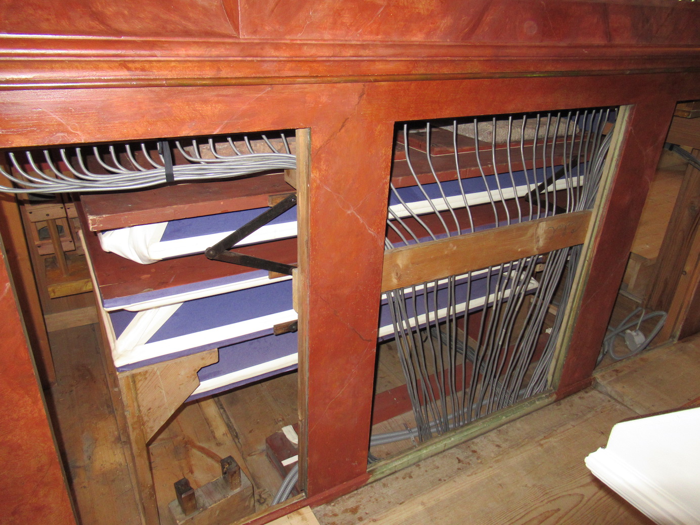 Restaurierter Doppelfaltenbalg im Unterbau