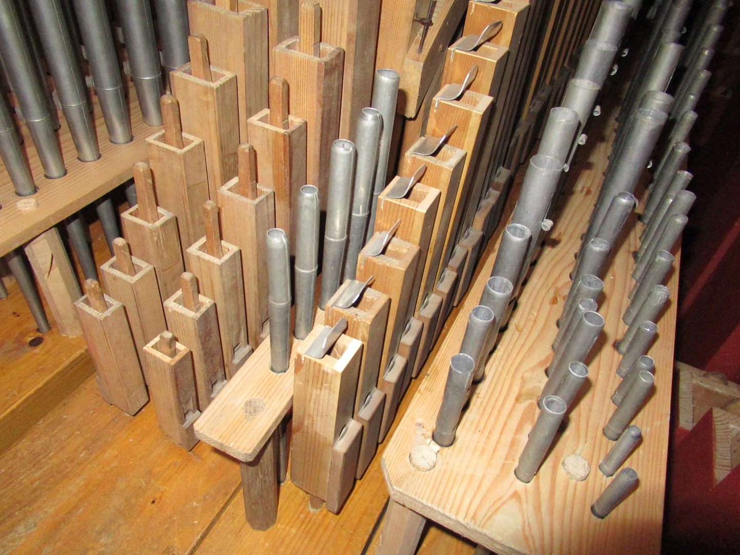Pfeifenwerk, u.a. 4' Flöte in Philomelabauart