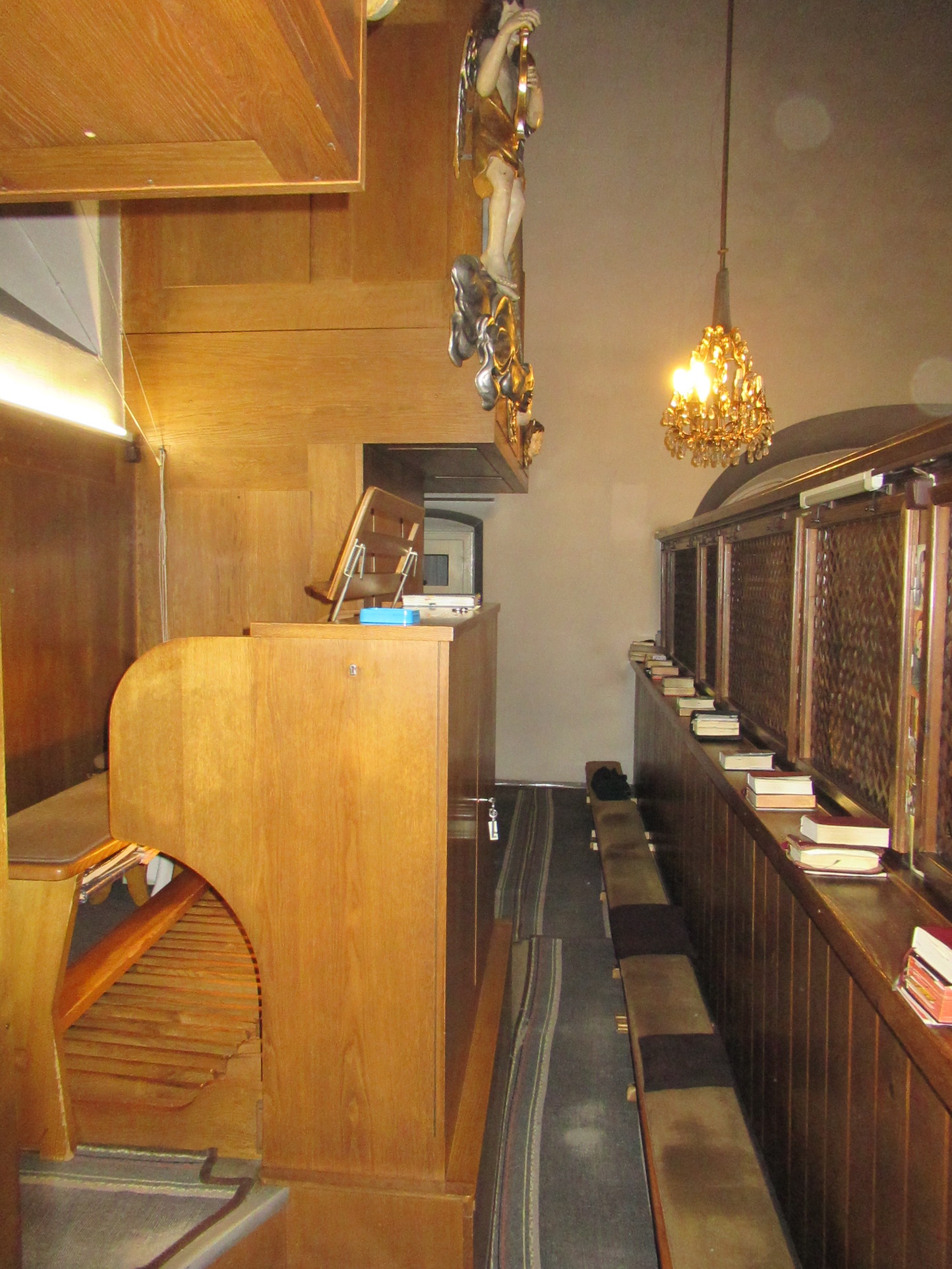 Spieltisch zwischen den Orgelkästen