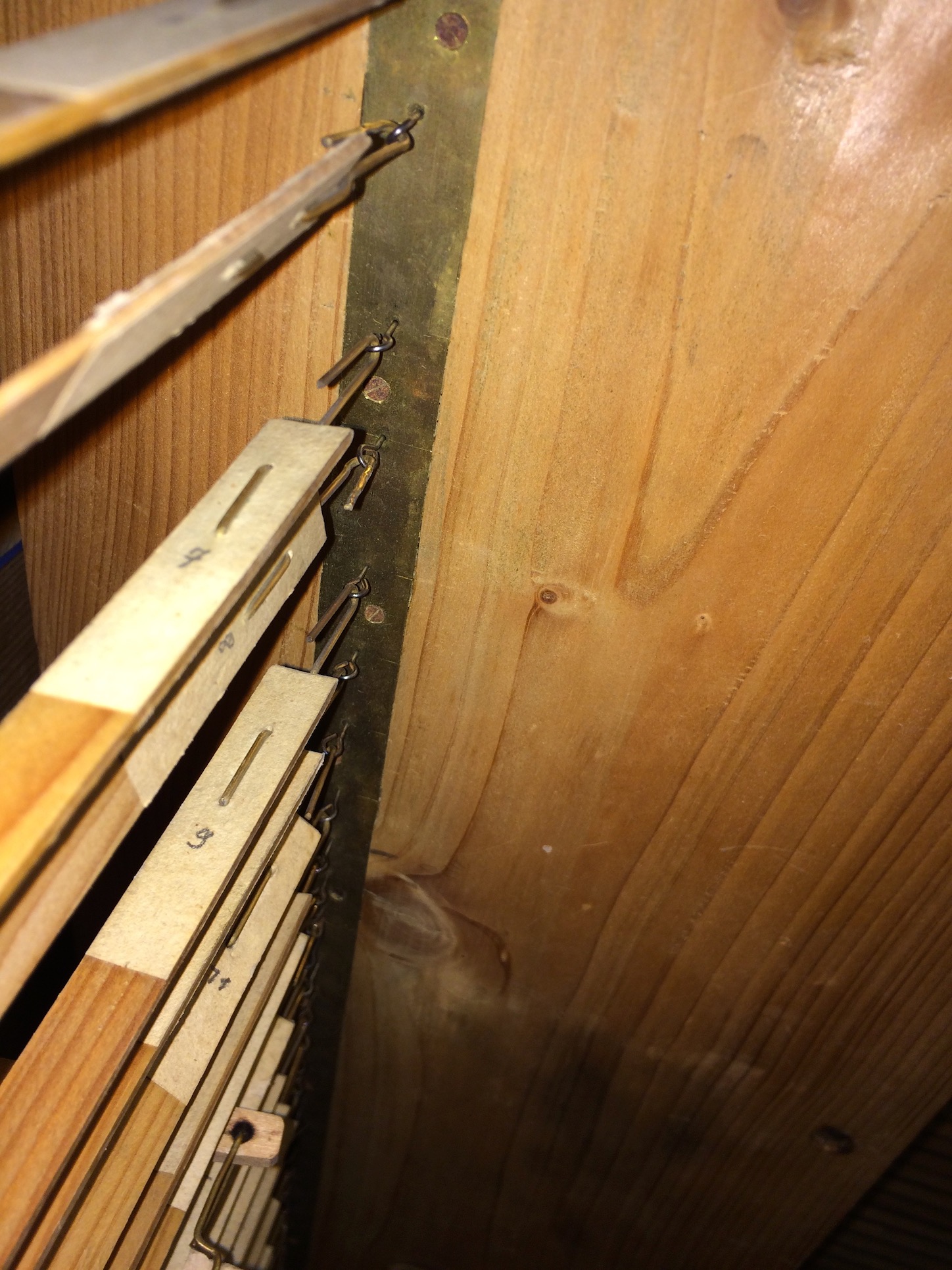 Pulpetenleiste aus Messing