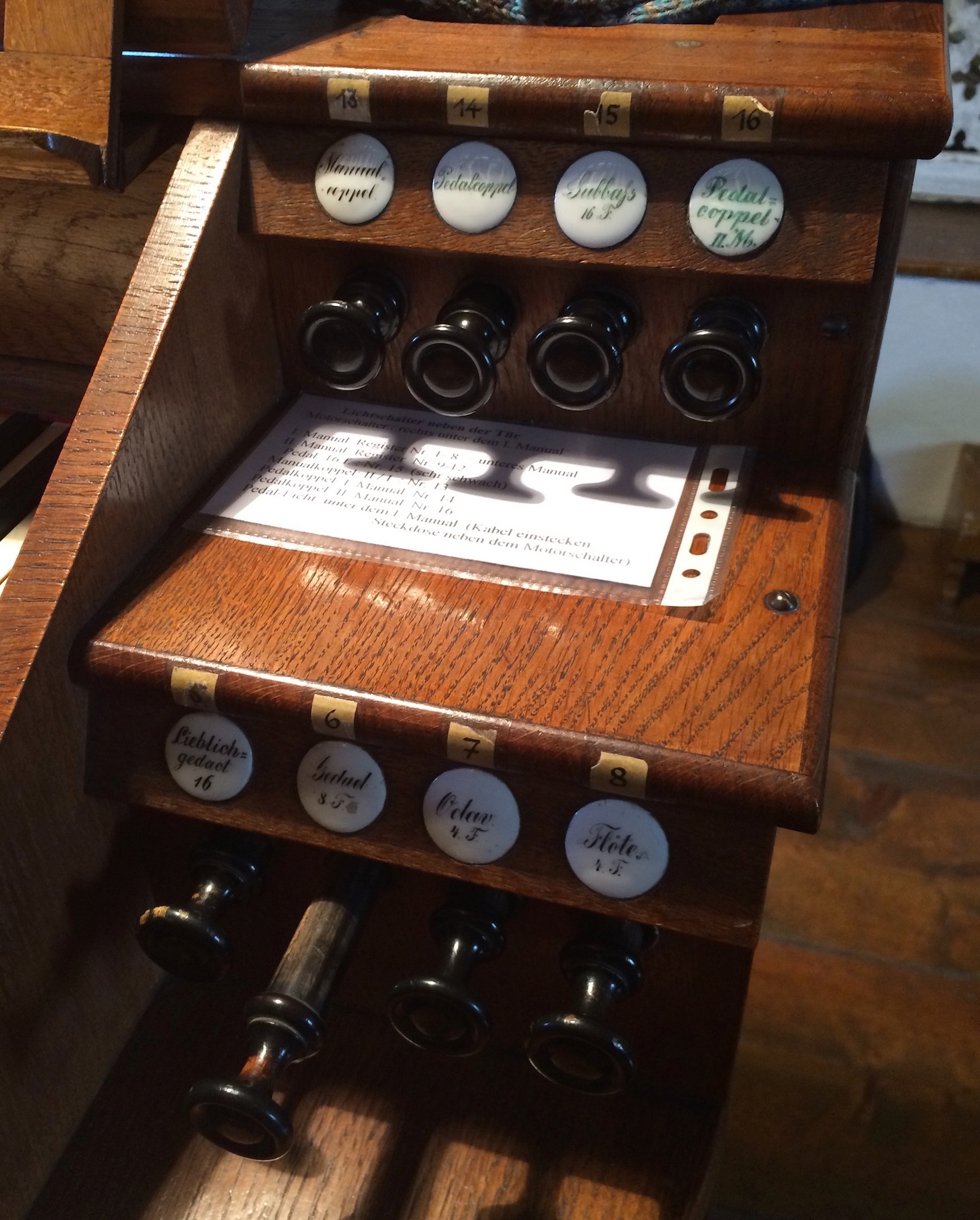 Nonnberg, Chororgel, Staffelei rechts