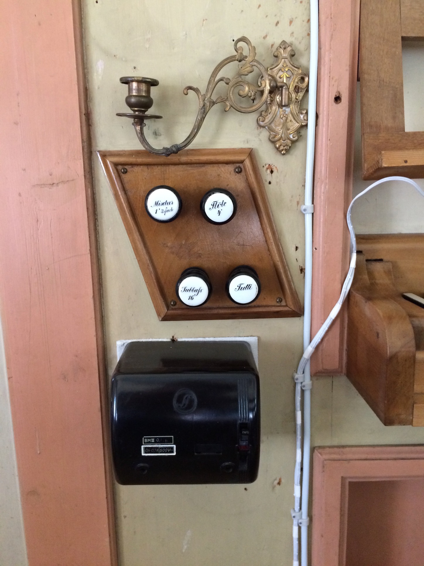 Registerzüge und Motorschalter