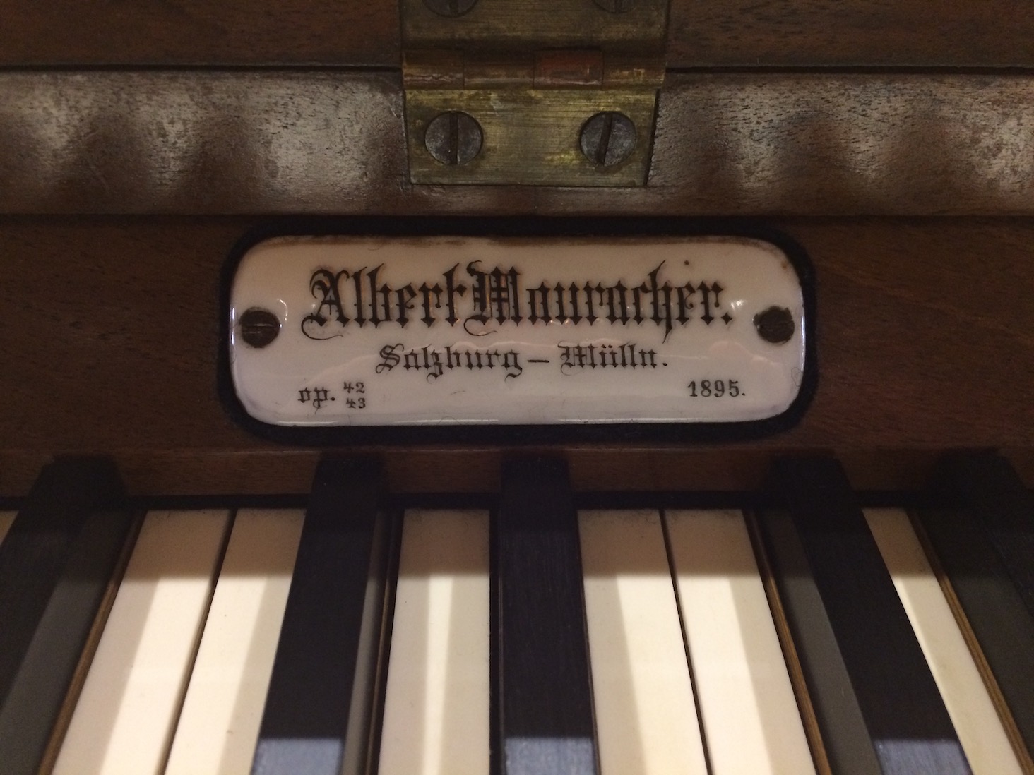 Firmenschild - man beachte die Opuszahlen