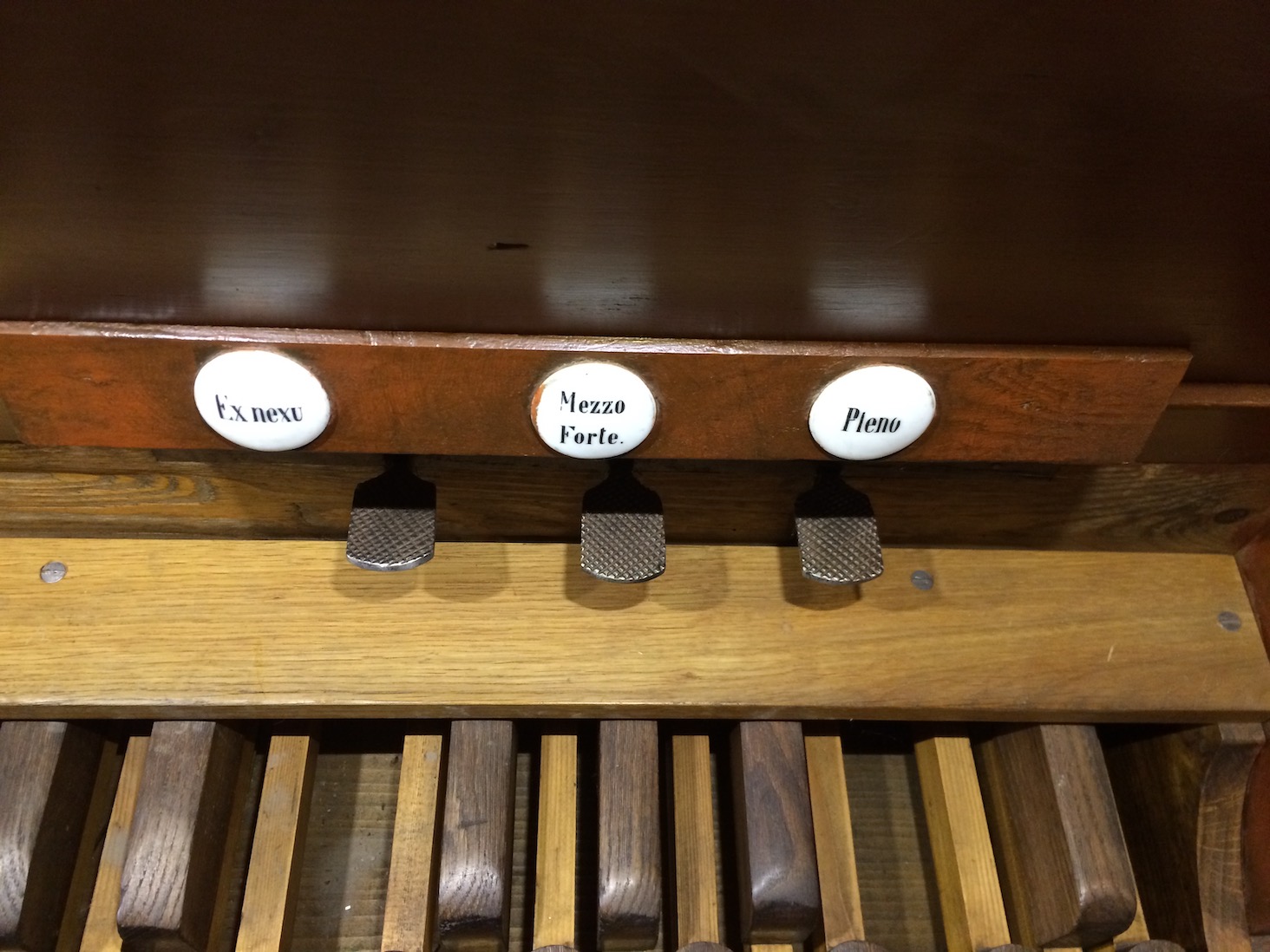 Kollektivtritte, ganz links der Auslöser