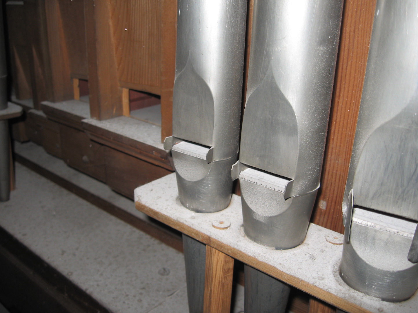 Viola baritona 8' ohne Streichbärte (!), dahinter Bordun 16' im 1. Manual