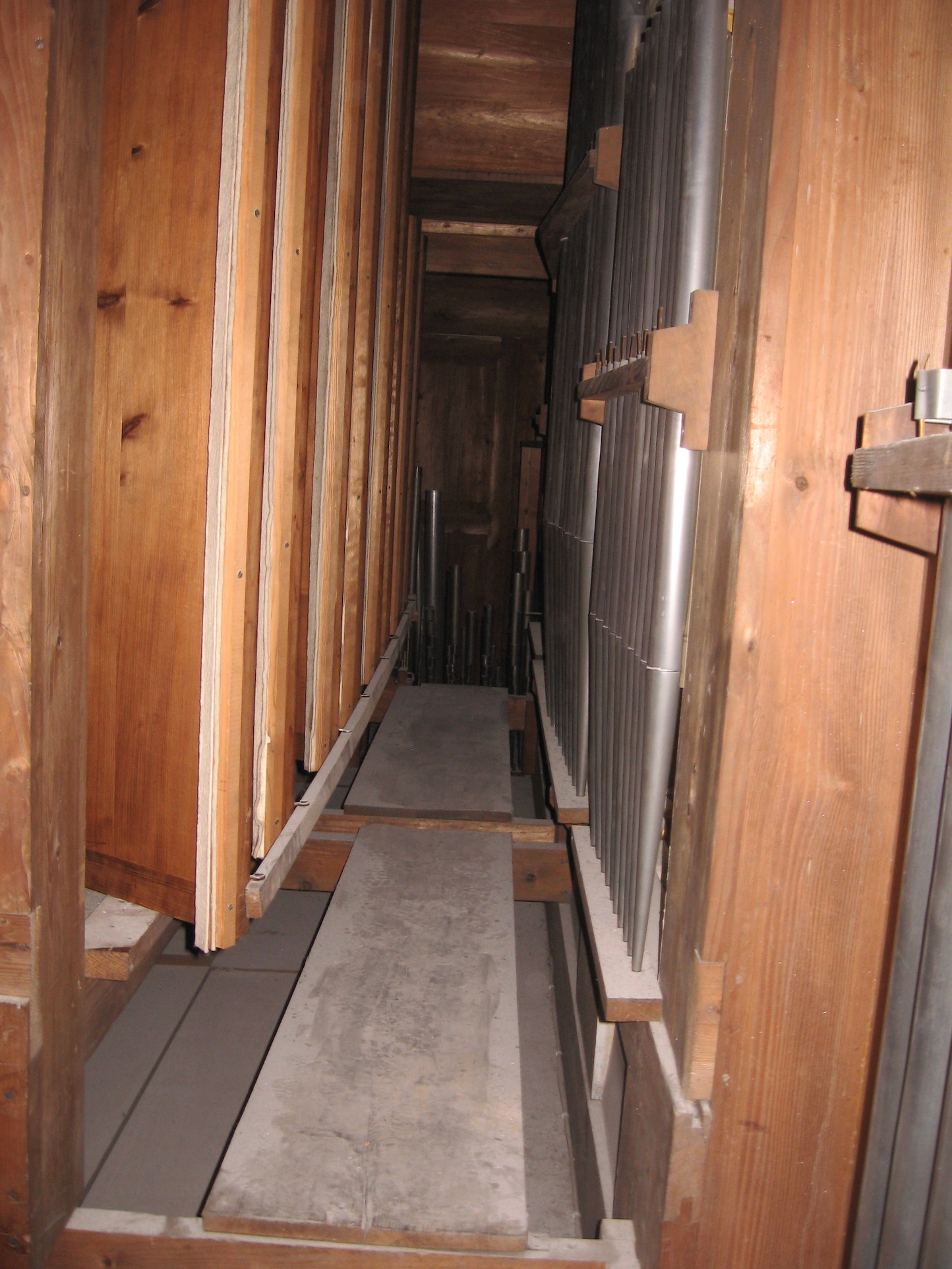 Blick quer durch die Orgel mit Schwellkasten