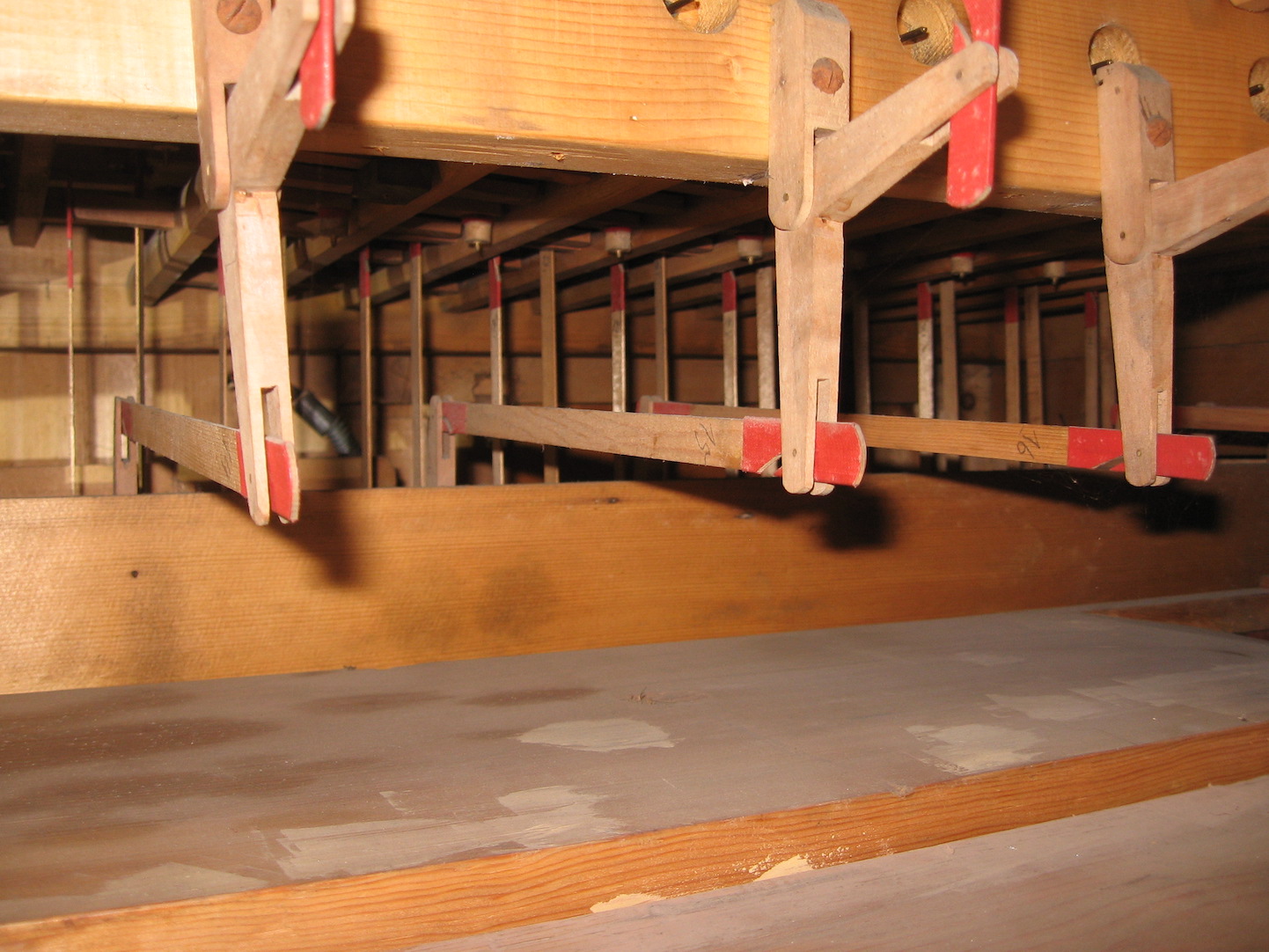 Pedaltraktur im Vordergrund