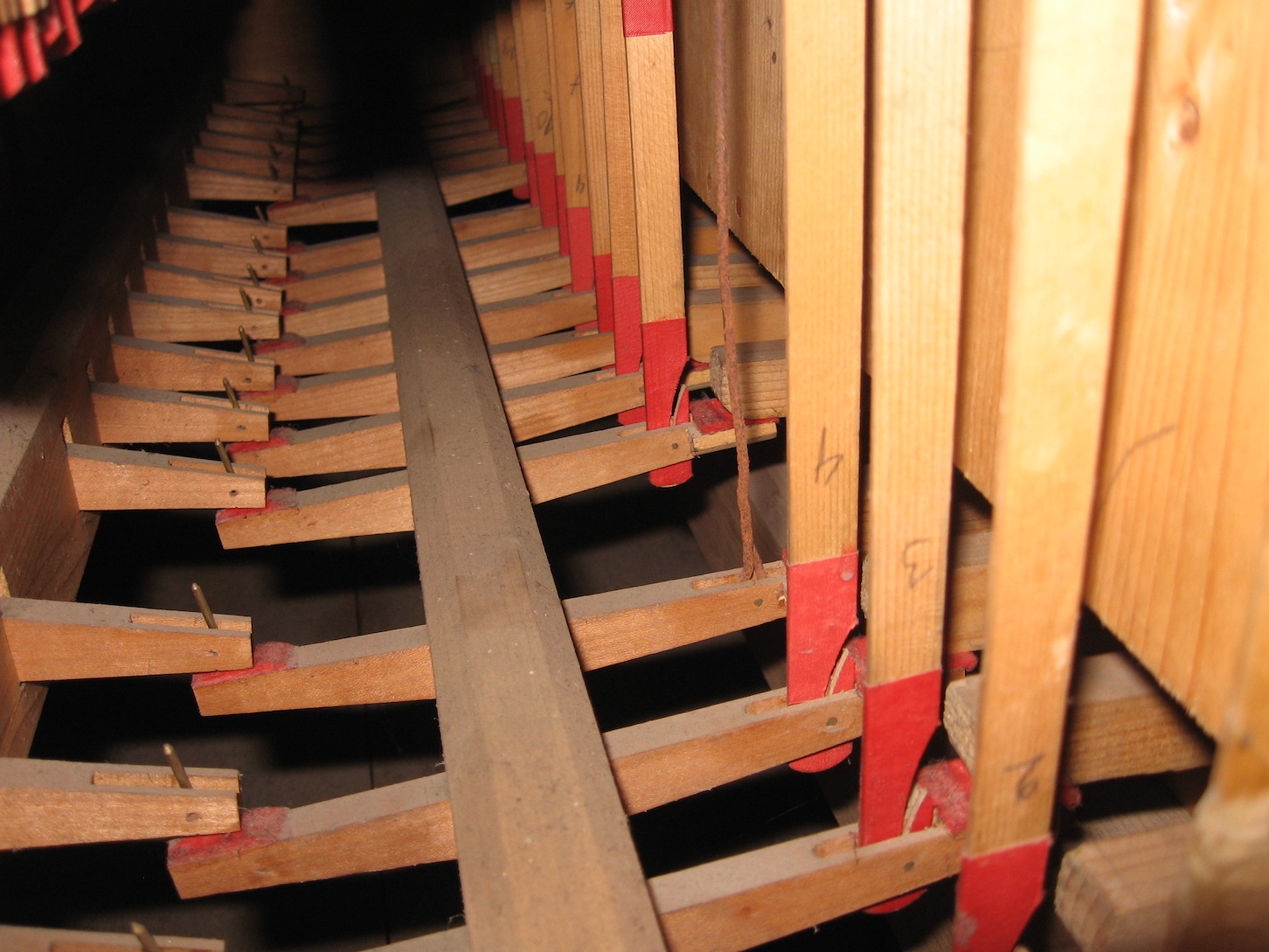 Pedalabzüge hinter der Klaviatur