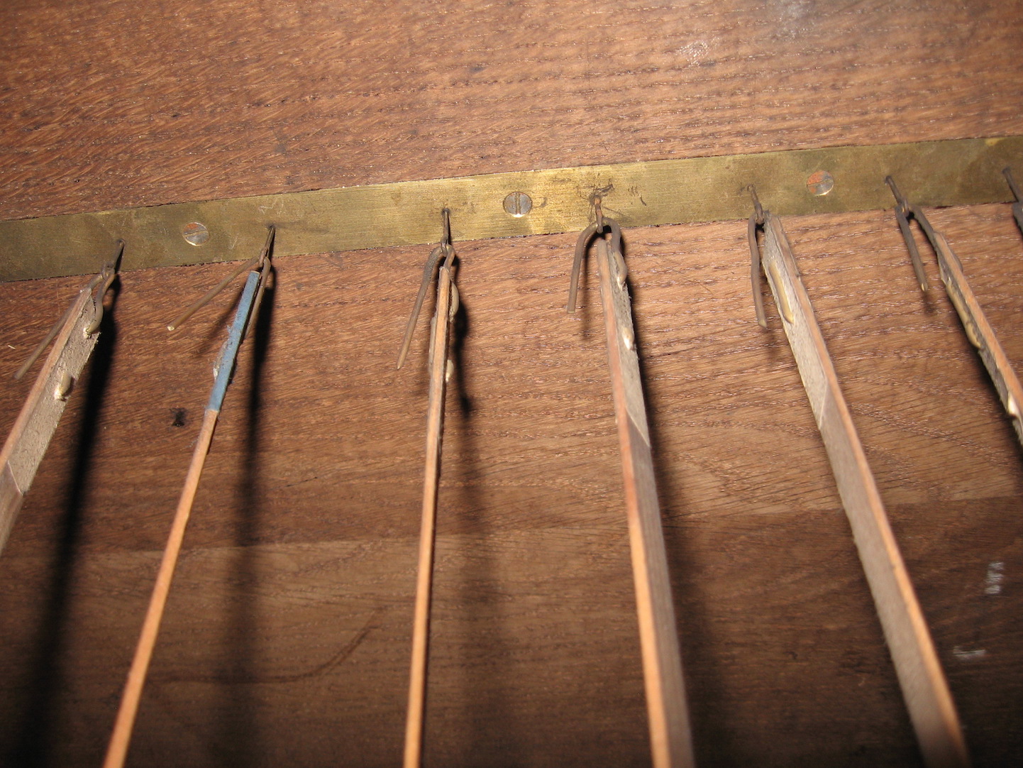 Pulpetenleiste aus Messing