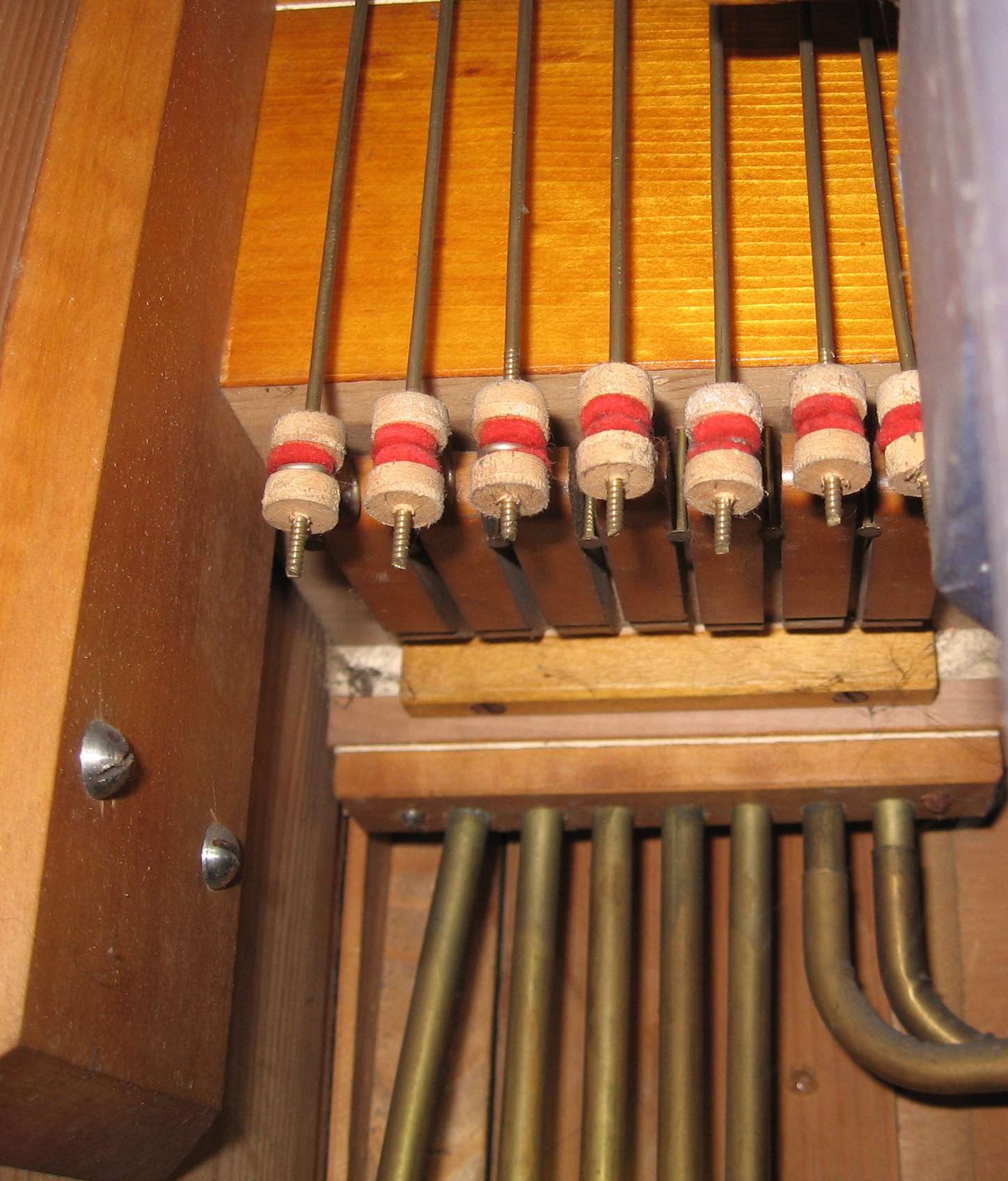 Auslassventile des 1. Manuals im Spieltisch