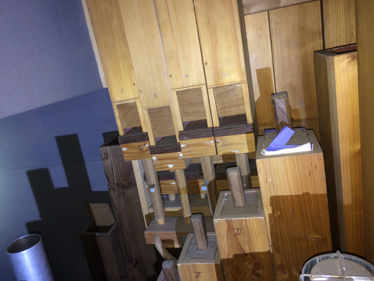 Pedalpfeifen mit 1974 erniedrigten Aufschnitten Pedalpfeifen mit 1974 erniedrigten Aufschnitten