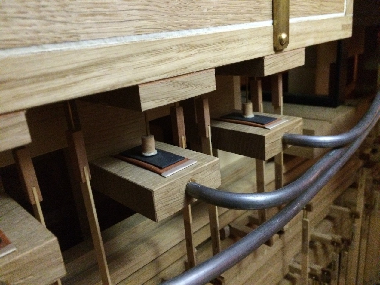 Pneumatische Steuerung für die Transmission im Bass des Principal 8'