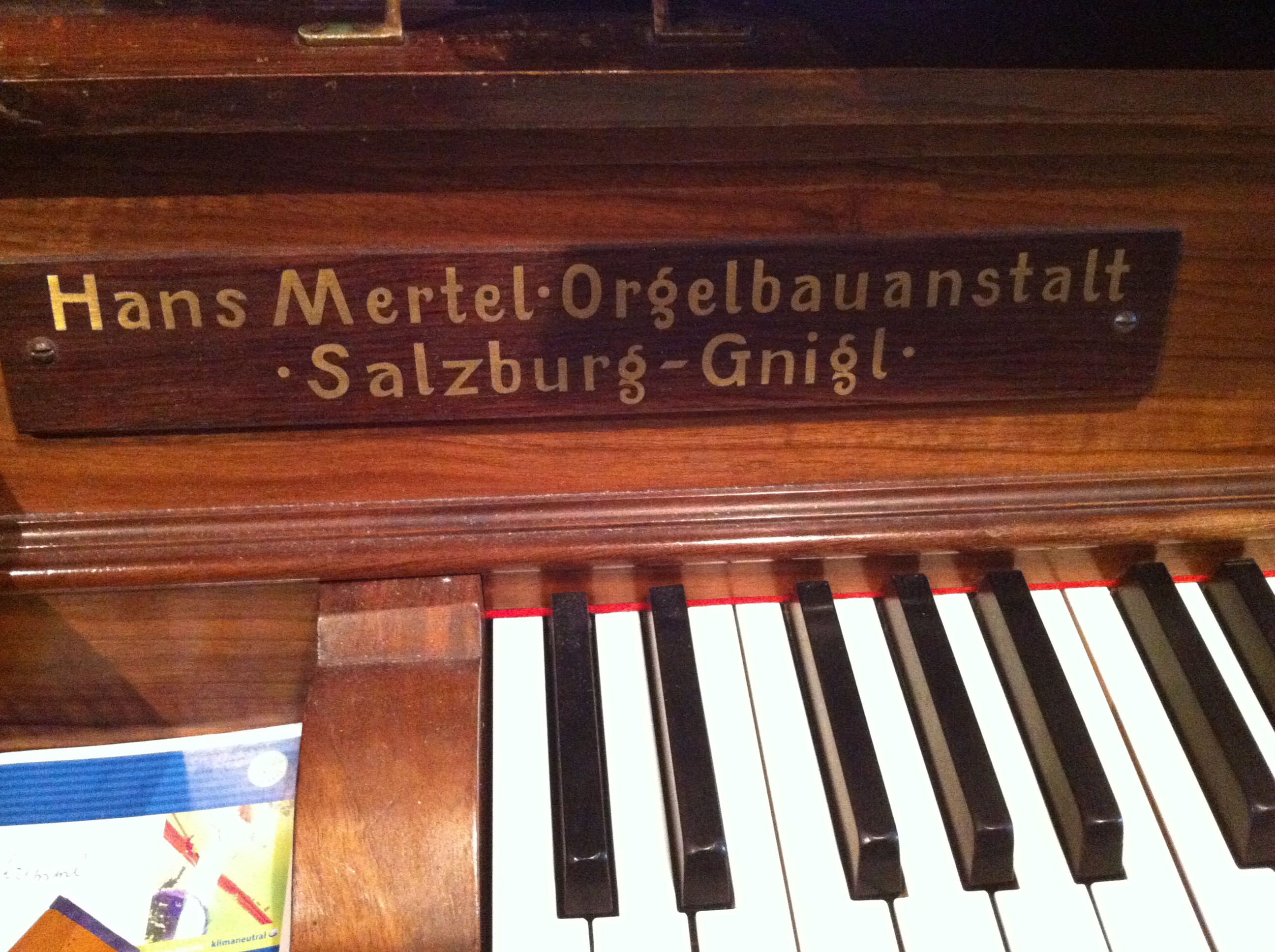 Firmenschild vor der Restaurierung