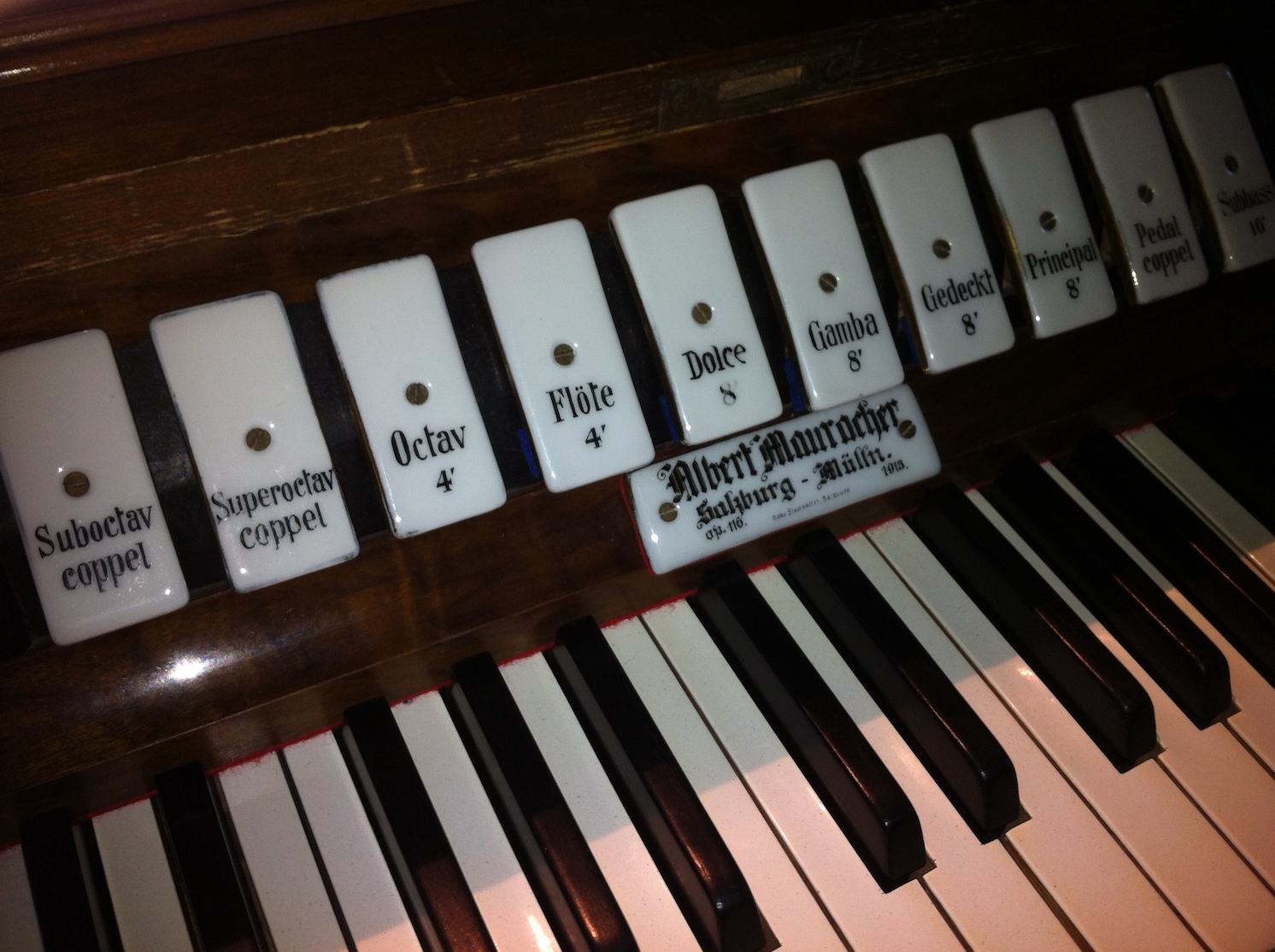 Registerdrücker und Firmenschild