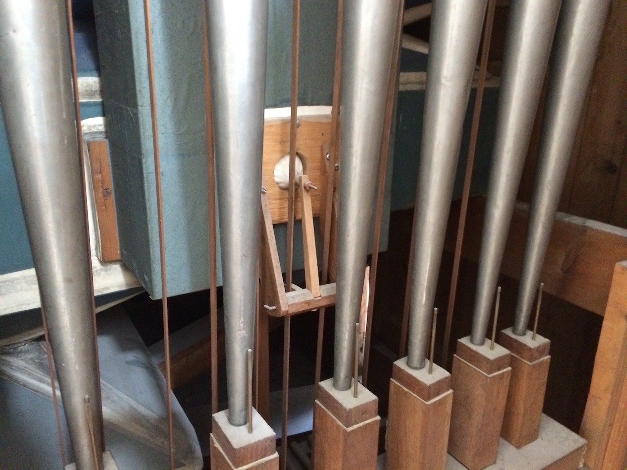 Stillgelegte durchschlagende Trompete im HW, dahinter ein Sperrventil