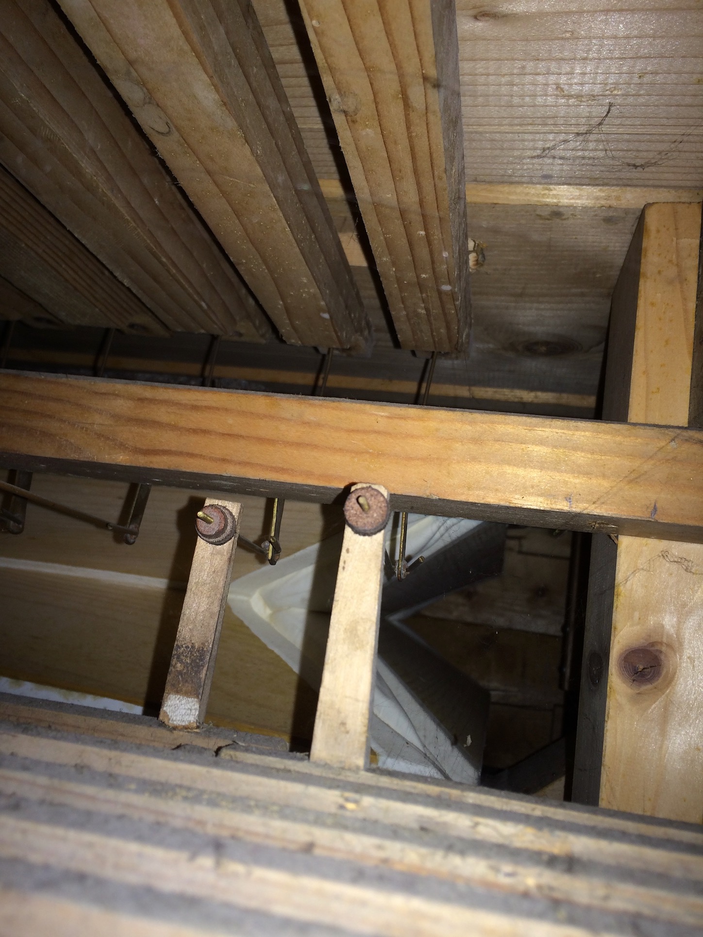 Pedalabzug am Tastenende, Balg unter dem Podium